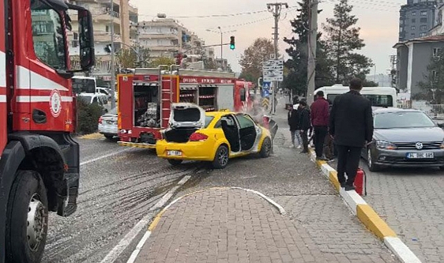 Urfa'da seyir halindeki takside korkutan yangın!