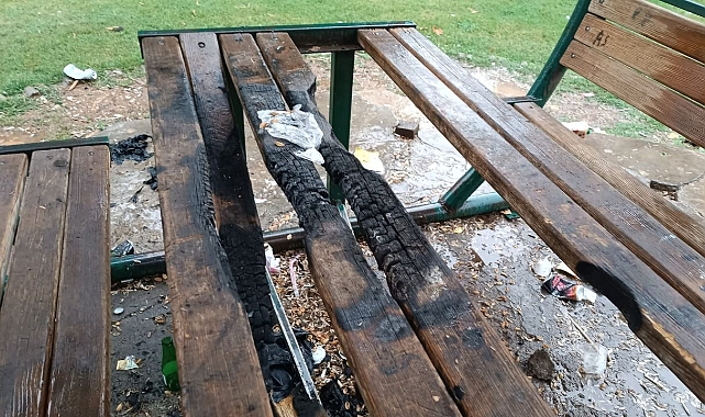 Viranşehir’de tepki çeken görüntü! Parktaki bankı yandırdılar!
