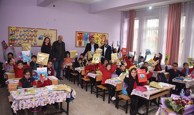 Başkan Çakmak miniklerin yılbaşı tebrikine duyarsız kalmadı