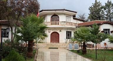 Öğrenciler dershane ortamında sınavlara hazırlanıyor