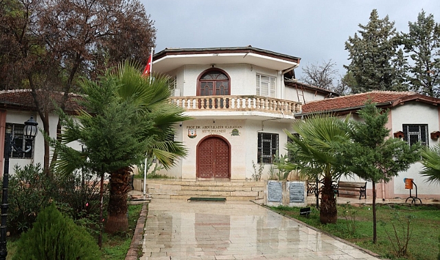 Öğrenciler dershane ortamında sınavlara hazırlanıyor
