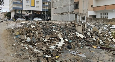 Suruç’ta metruk binaların yıkım çalışmaları devam ediyor