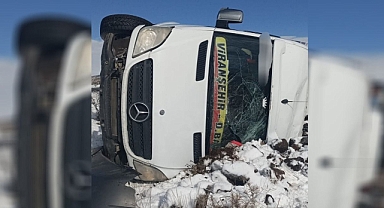 Urfa’nın ilçesinde minibüs devrildi! 5 kişi yaralandı!