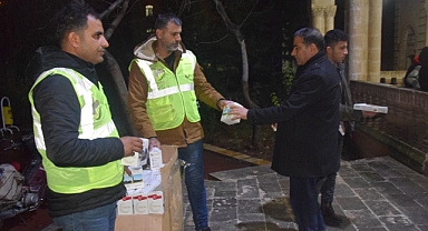 Viranşehir Belediyesi Regaib Kandilinde vatandaşlara kandil simidi dağıttı