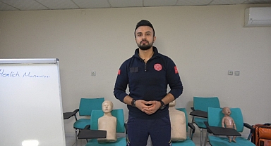 Yetişkinlerde Hemlich manevrası nasıl yapılır.