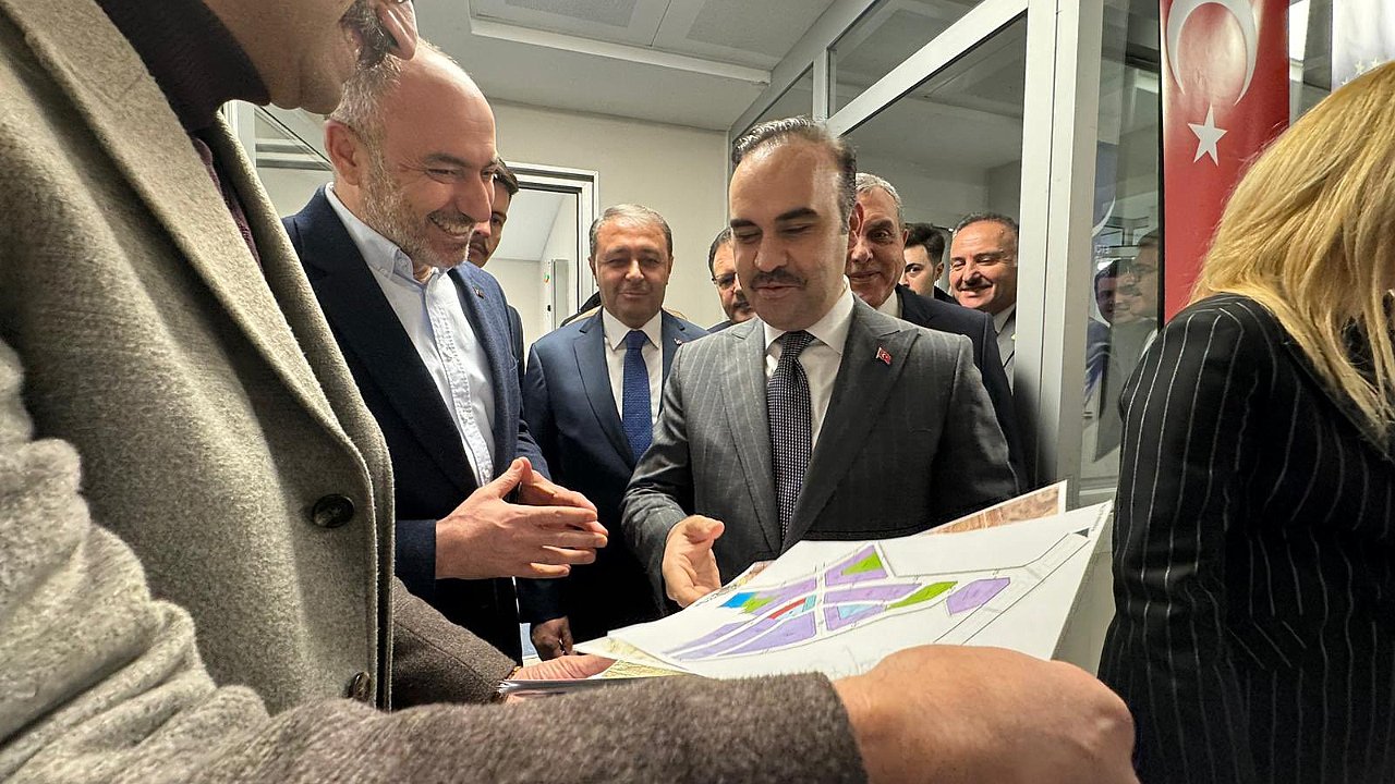Başkan Aksoy Dosyayı Bakana Teslim Etti