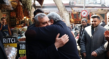 Başkan Beyazgül esnafla kucaklaştı