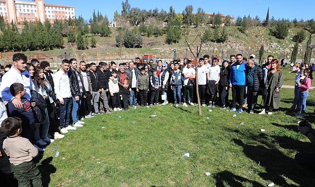 Başkan Ekinci,Millet Bahçesinde gençlerle bir araya geldi