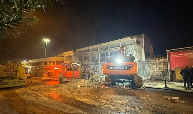Büyükşehir Belediyesi harekete geçti! Özdiker Çarşısı’nın yıkımına başlandı!