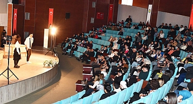 Harran Üniversitesi’nde 'Artiz Mektebi' Tiyatro Oyunu sahnelendi!
