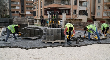 Sırrın Mahallesi'nde kilitli parke taşı döşeme çalışmaları devam ediyor