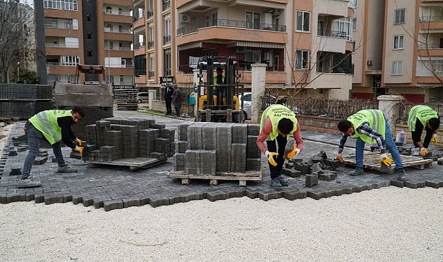 Sırrın Mahallesi'nde kilitli parke taşı döşeme çalışmaları devam ediyor