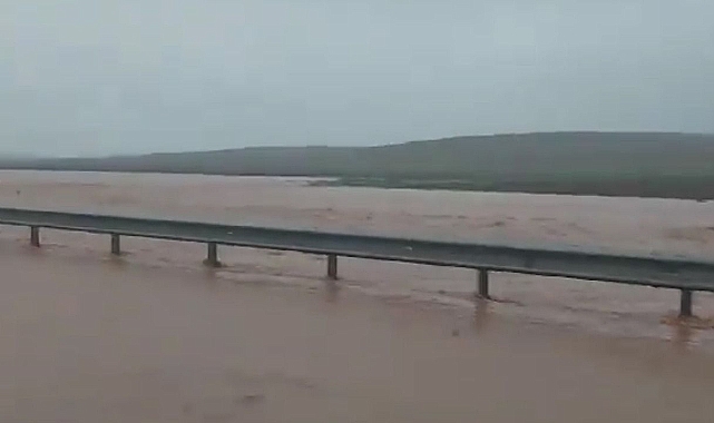 Sürücüler dikkat! Şanlıurfa-Mardin yolu suya teslim oldu!