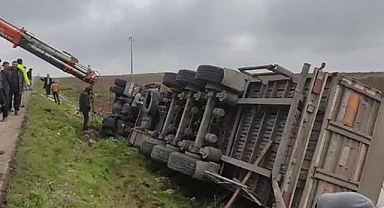Urfa-Antep yolunda TIR devrildi