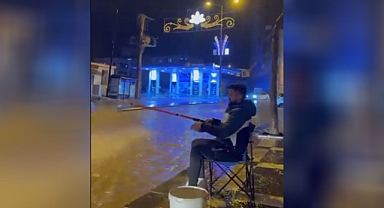 Urfa’nın ilçesinde cadde gölete döndü! Vatandaş oltayla tepki gösterdi!