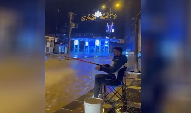Urfa’nın ilçesinde cadde gölete döndü! Vatandaş oltayla tepki gösterdi!