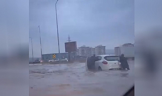 Yağmur etkili oldu! Şanlıurfa'da araçlar yolda mahsur kaldı!