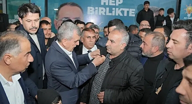 AK Parti’ye geçen 39 kişiye rozetlerini Beyazgül taktı