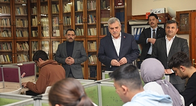 Başkan Beyazgül Kütüphanede Ders Çalışan Öğrencileri Ziyaret Etti