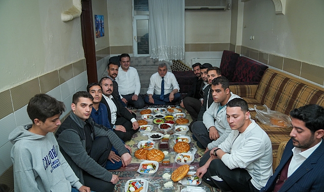 Başkan Beyazgül öğrenci evinde sahur yaptı