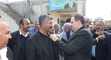 Başkan Canpolat, AK Parti’ye katılan vatandaşların rozetini taktı