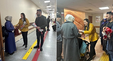 Gülpınar için Sokak Sokak Karanfil Dağıttılar