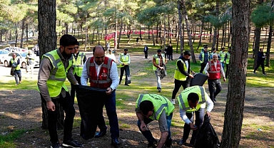 Nihat Çiftçi, ormanda atık topladı!