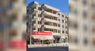 Urfa’da hasarlı binanın altında faaliyetine devam ediyor!