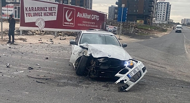 Urfa’da iki otomobil çarpıştı! Yaralılar var!
