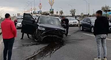 Urfa’da kontrolden çıkan araç bariyerlere çarptı!