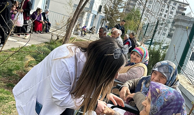 Yaşlılara Saz Çalınıp Türküler Söylendi