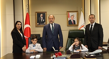 Başkan Gülpınar 23 Nisan'da Koltuğunu Minik Öğrencilere Devretti