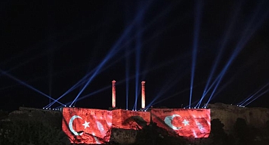 Kurtuluş temalı ışık ve lazer gösterisi izleyenleri büyüledi!