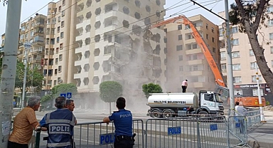 Şanlıurfa'da tartışmalara konu olan bina da yıkılıyor!
