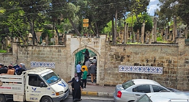 Şanlıurfa'daki mezarlıklarda bayram yoğunluğu!