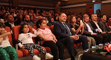 Sıradan Sıra Dışı Hikâyeler Adlı Tiyatro Gösterimi İzleyenlerden Tam Not Aldı