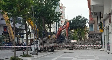Urfa’da ağır hasarlı binaların yıkımı sürüyor!