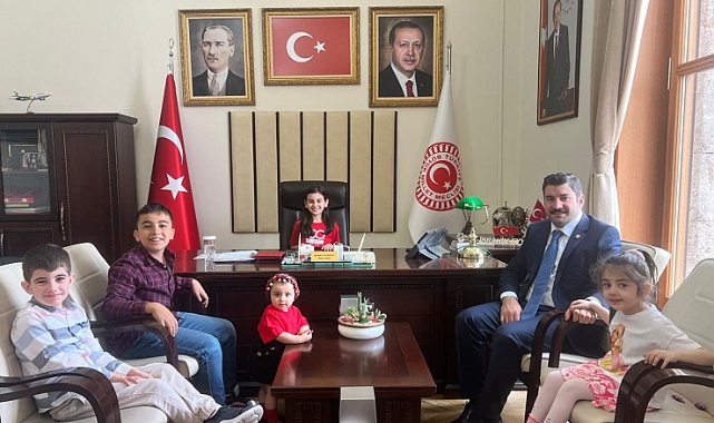 Vekil Eyyüpoğlu, 23 Nisan Ulusal Egemenlik ve Çocuk Bayramı'nda, koltuğunu sembolik olarak bir çocuğa devretti.
