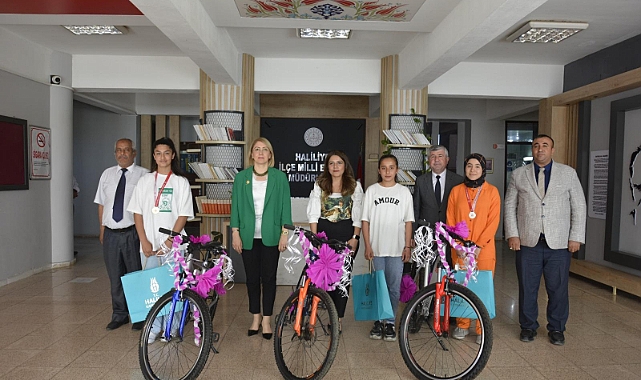 Haliliye Kaymakamı Öğrencilere Bisiklet ve Hediyeler Verdi