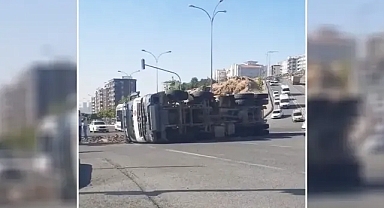 Trafik kördüğüm: Urfa'nın ilçesinde kamyon devrildi!
