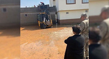 Urfa'da evini su basan vatandaşlar mahsur kaldı!