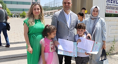 Başkan Nihat Çiftçi Öğrencilerin Karne Heyecanını Paylaştı