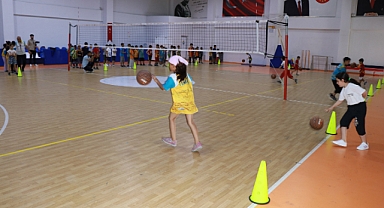 Çocuklar, Yaz Tatilinde Haliliye Belediyesi İle Basketbol Öğreniyor