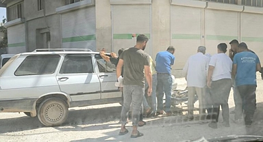Urfa'da kontrolden çıkan motosiklet otomobilin altına girdi!