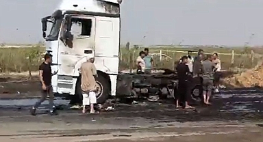 Urfa'da saman yüklü tır alev aldı!