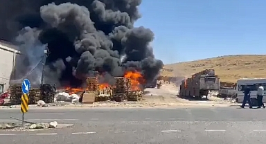 Urfa’daki fabrikada büyük yangın! Dumanlar yükseldi!