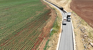 Büyükşehir’den Hilvan Kırsalında Sathi Kaplama Asfalt Çalışması