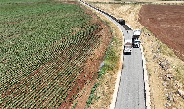 Büyükşehir’den Hilvan Kırsalında Sathi Kaplama Asfalt Çalışması