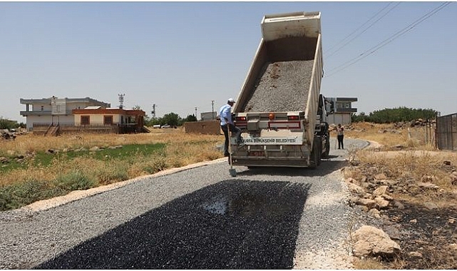 Büyükşehir Viranşehir'de Yol Kalitesini Artırmak İçin Sathi Asfalt Çalışmalarını Hızlandırıyor