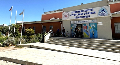 Eyyübiyeli Gençler Sıcaktan Kaçıp Havuza Dalıyor